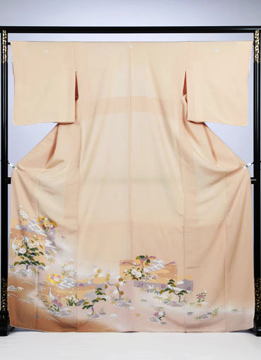 ベージュ地立鶴に花松竹梅(三ツ紋)